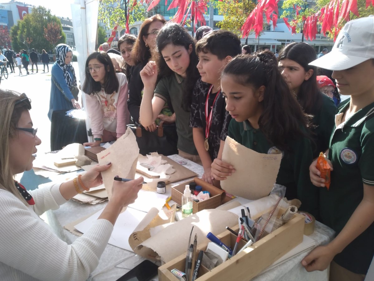 100. YILIN ANISINA YÜZLERCE YALOVA KAĞIDI VATANDAŞLARA HEDİYE EDİLDİ