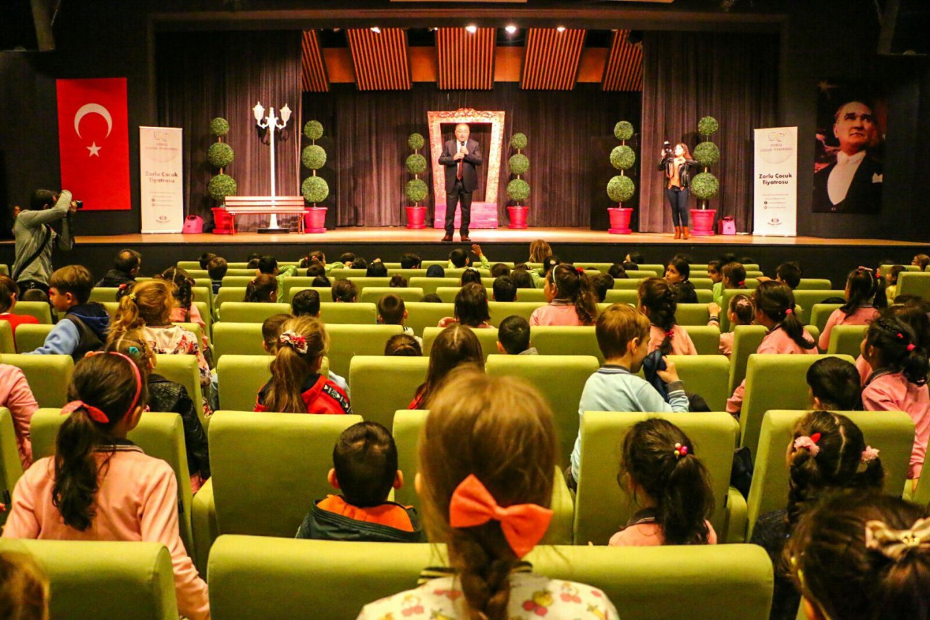 2 GÜNDE 2000 ÖĞRENCİ TİYATRO İZLEDİ
