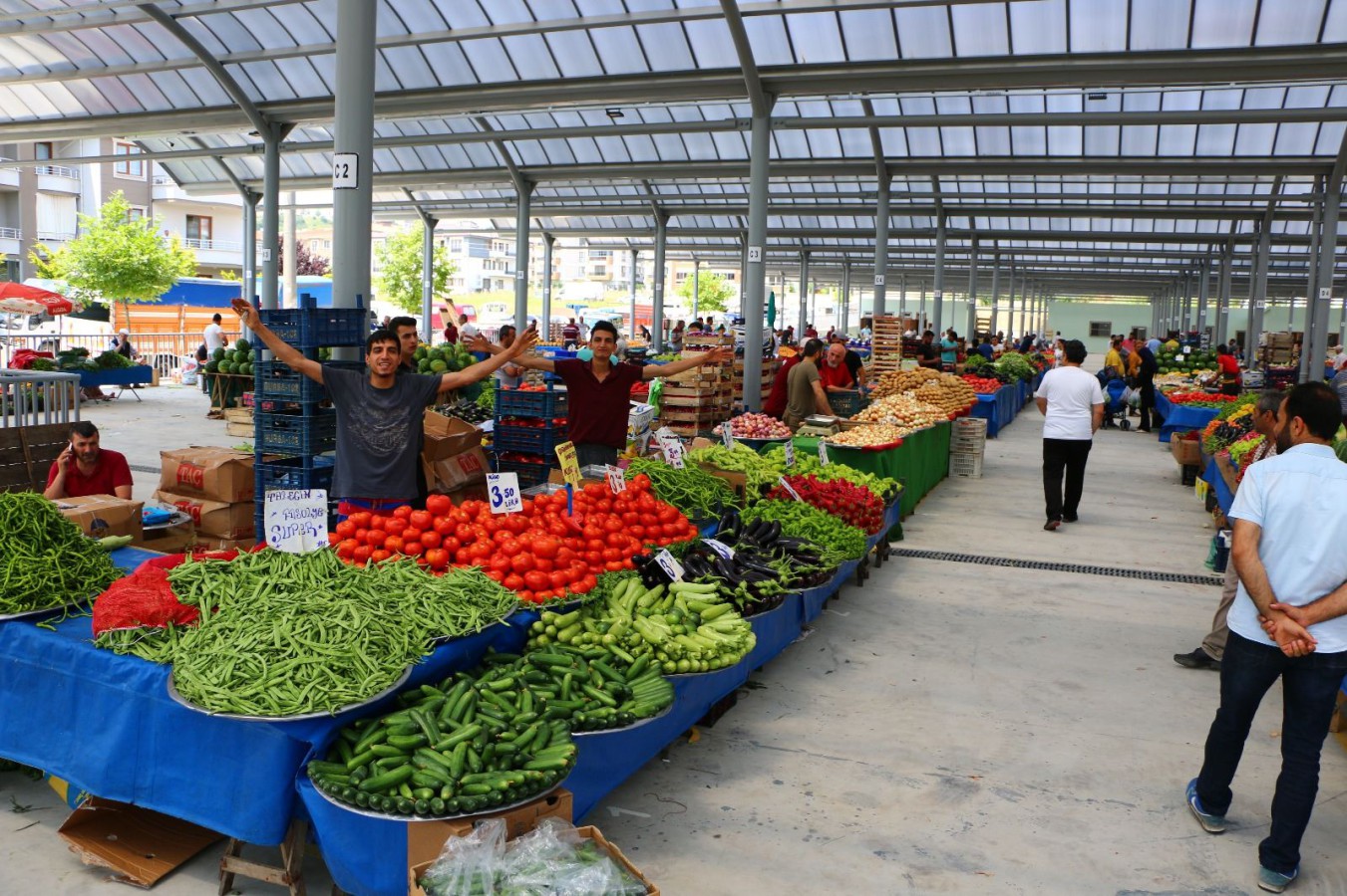 2. KAPALI PAZARYERİNDE PAZARCI ESNAFI SATIŞLARINA BAŞLADI