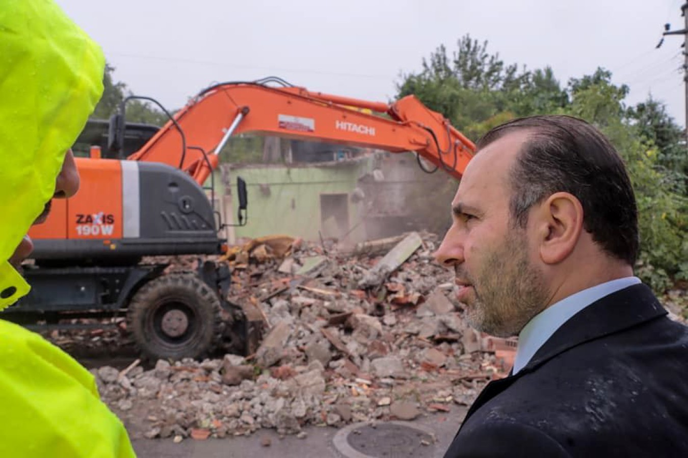 2 METRUK BİNA YIKILDI