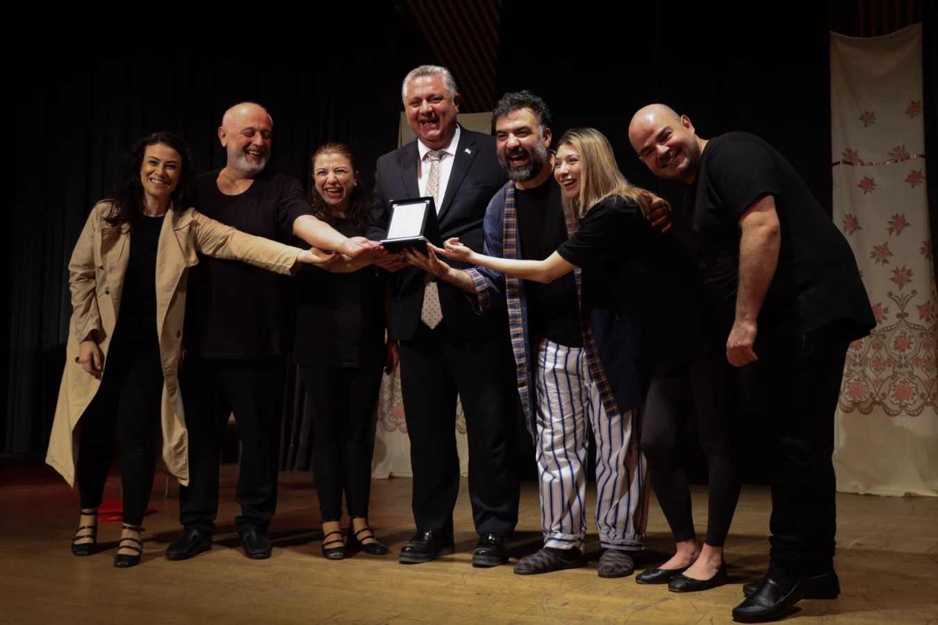 ‘90’LAR KABARE’ TİYATRO OYUNU BÜYÜK BEĞENİ TOPLADI