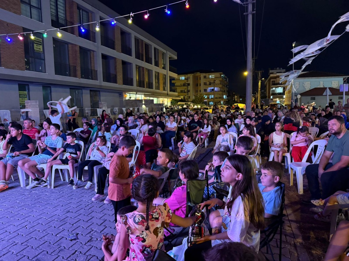 AÇIK HAVADA SİNEMA COŞKUSU TOSUN PAŞA FİLMİYLE DEVAM ETTİ