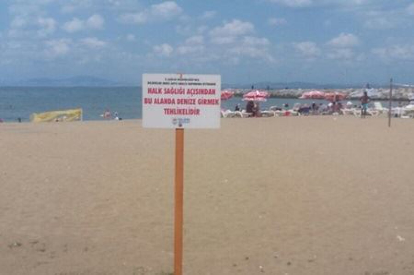 AKASYA PLAJINA UYARI LEVHALARI ASILDI