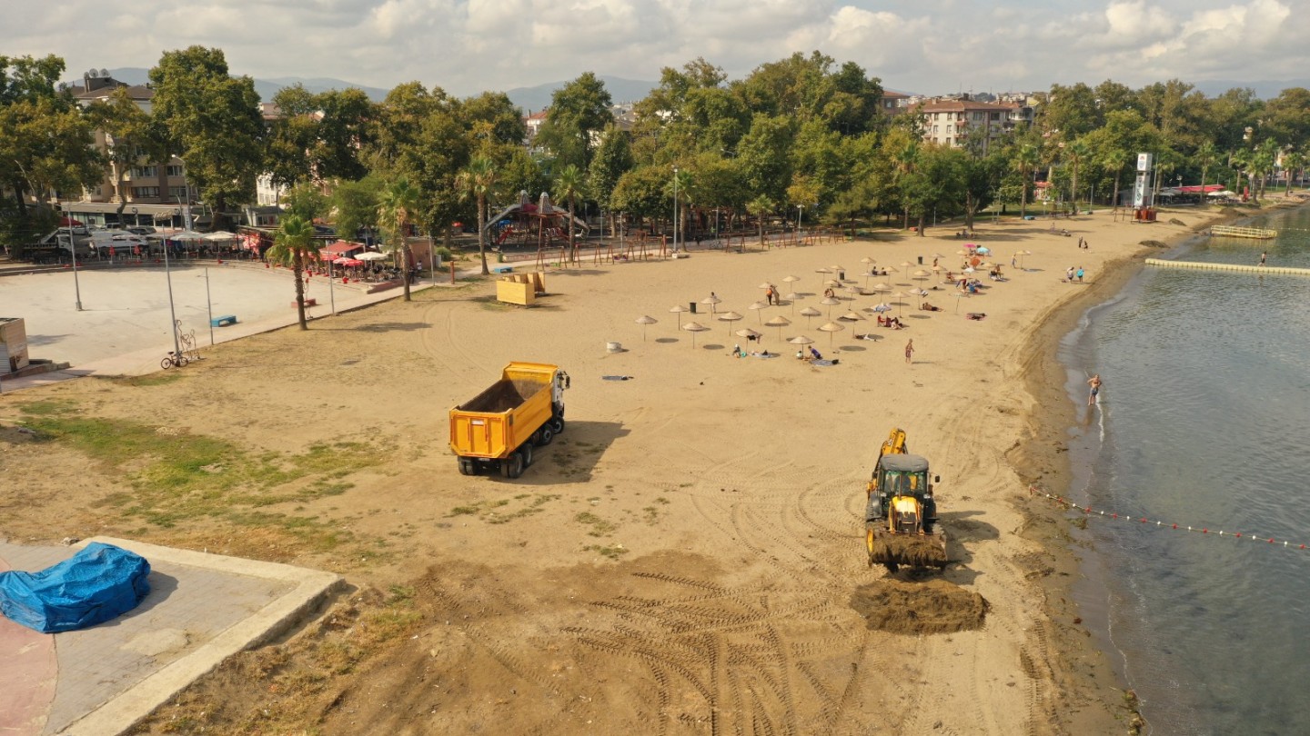 AKASYA PLAJI’NDA RUTİN TEMİZLİĞE DEVAM…