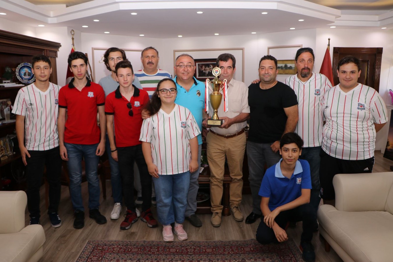 BAŞARILI SATRANÇÇILAR BAŞKAN SALMAN’IN KONUĞU OLDU