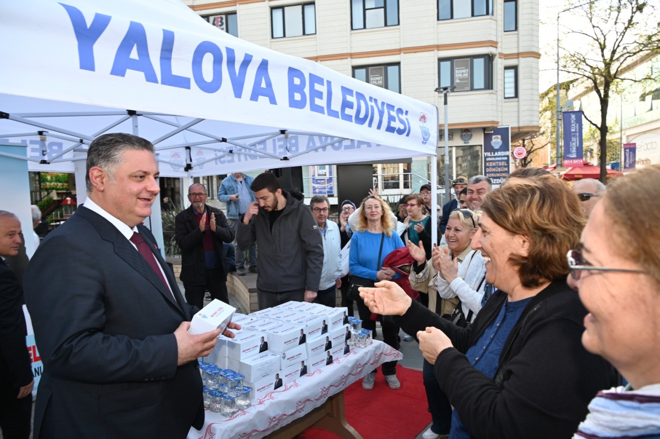 BAŞKAN GÜREL KADİR GECESİ VESİLESİYLE KANDİL SİMİDİ DAĞITTI