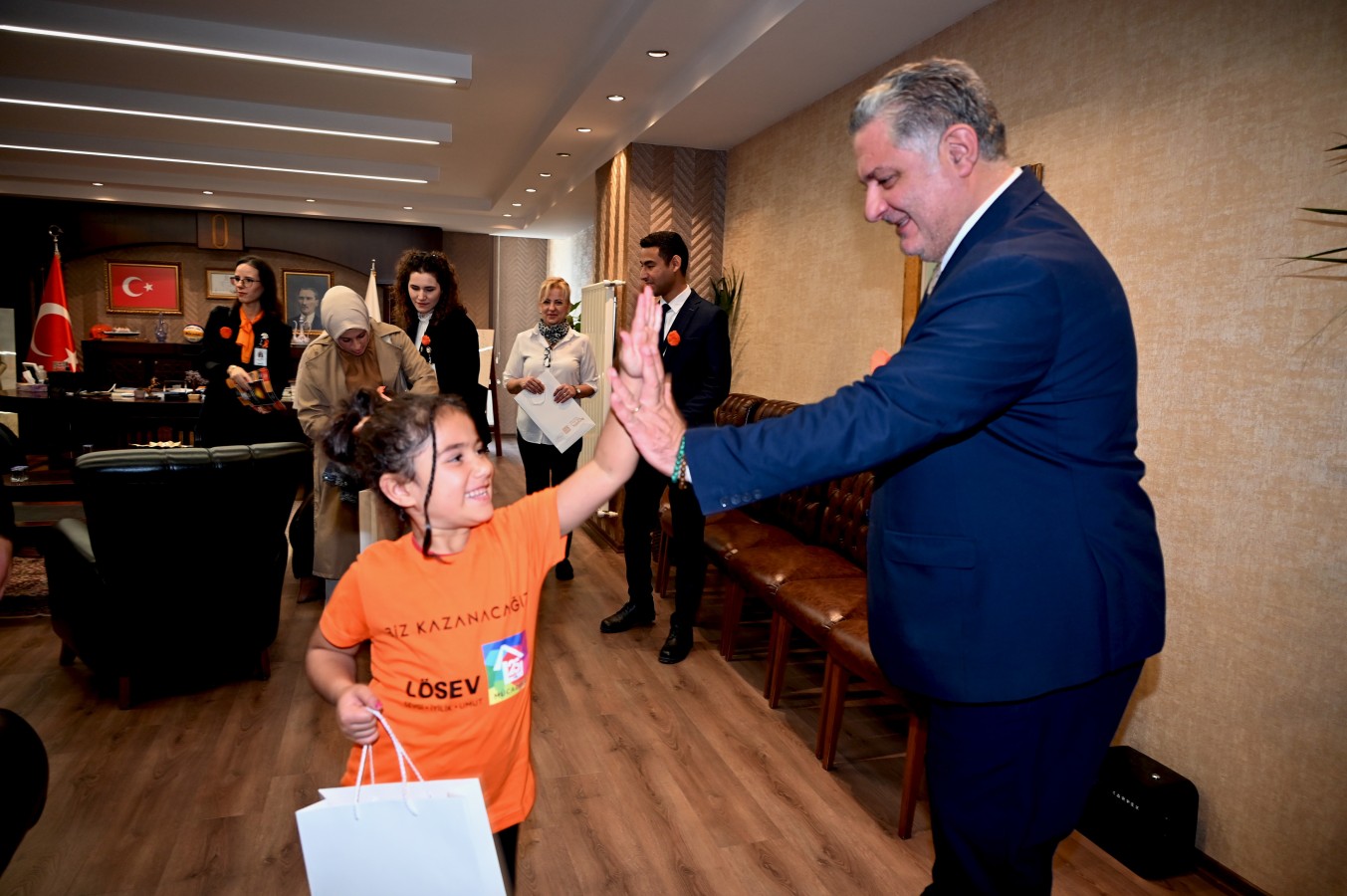 BAŞKAN GÜREL LÖSEMİLİ ÇOCUKLARLA BİR ARAYA GELDİ