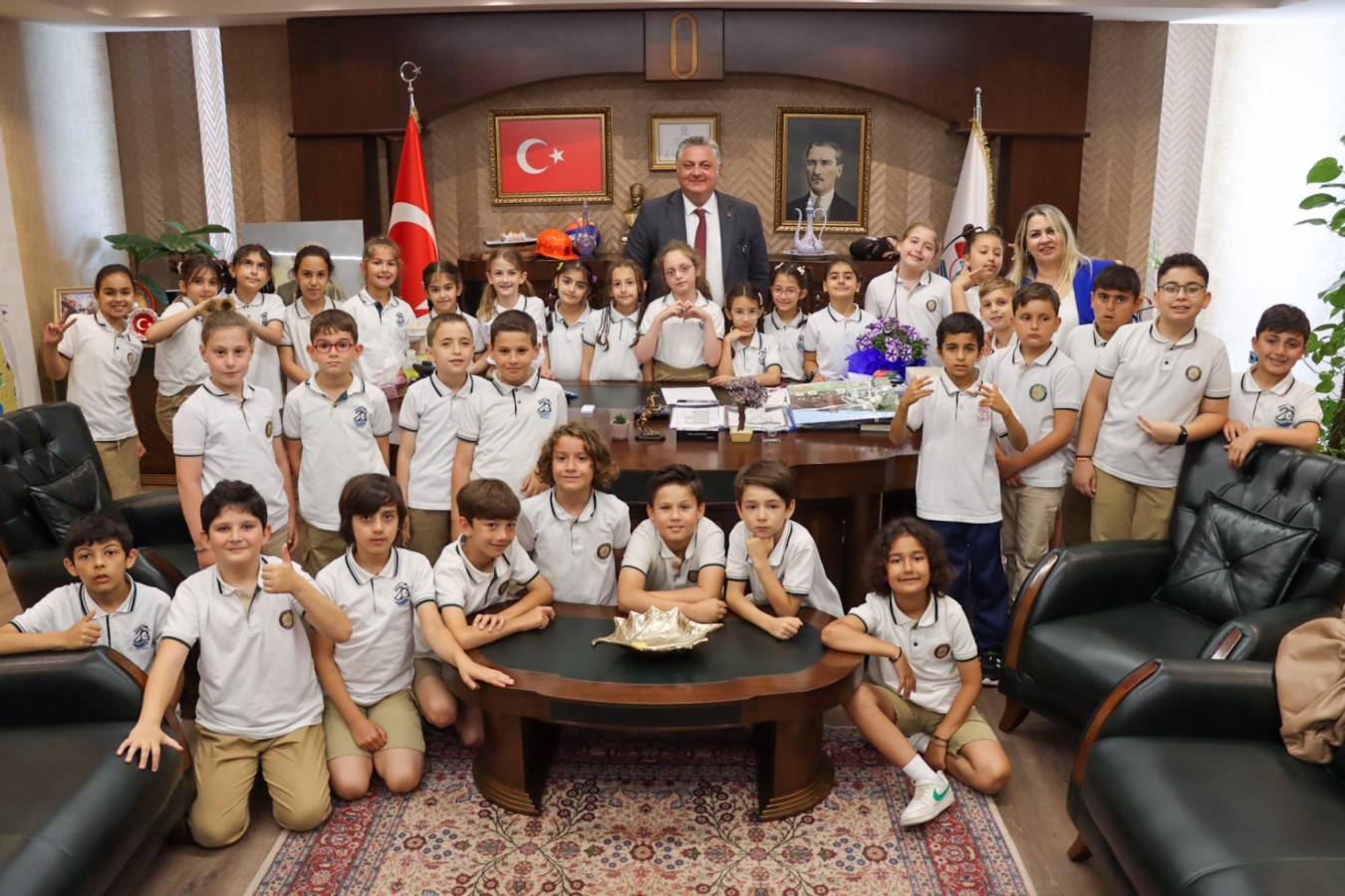 BAŞKAN GÜREL MİNİK ÖĞRENCİLERİ AĞIRLADI