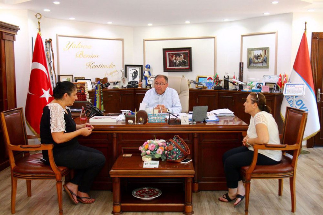 BAŞKAN SALMAN, EVDE İŞ İMKANI SUNAN KADIN GİRİŞİMCİLERİ AĞIRLADI