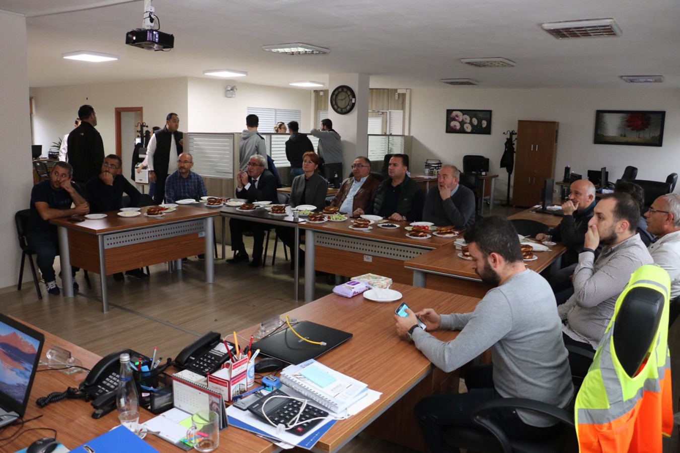 BAŞKAN SALMAN FEN İŞLERİ PERSONELİYLE BİRARAYA GELDİ