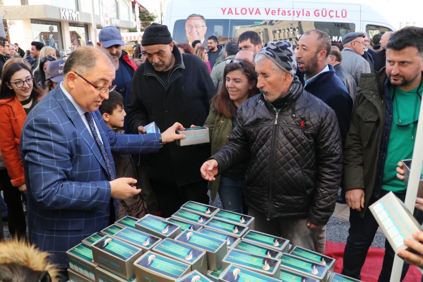 BAŞKAN SALMAN KANDİL SİMİDİ DAĞITTI