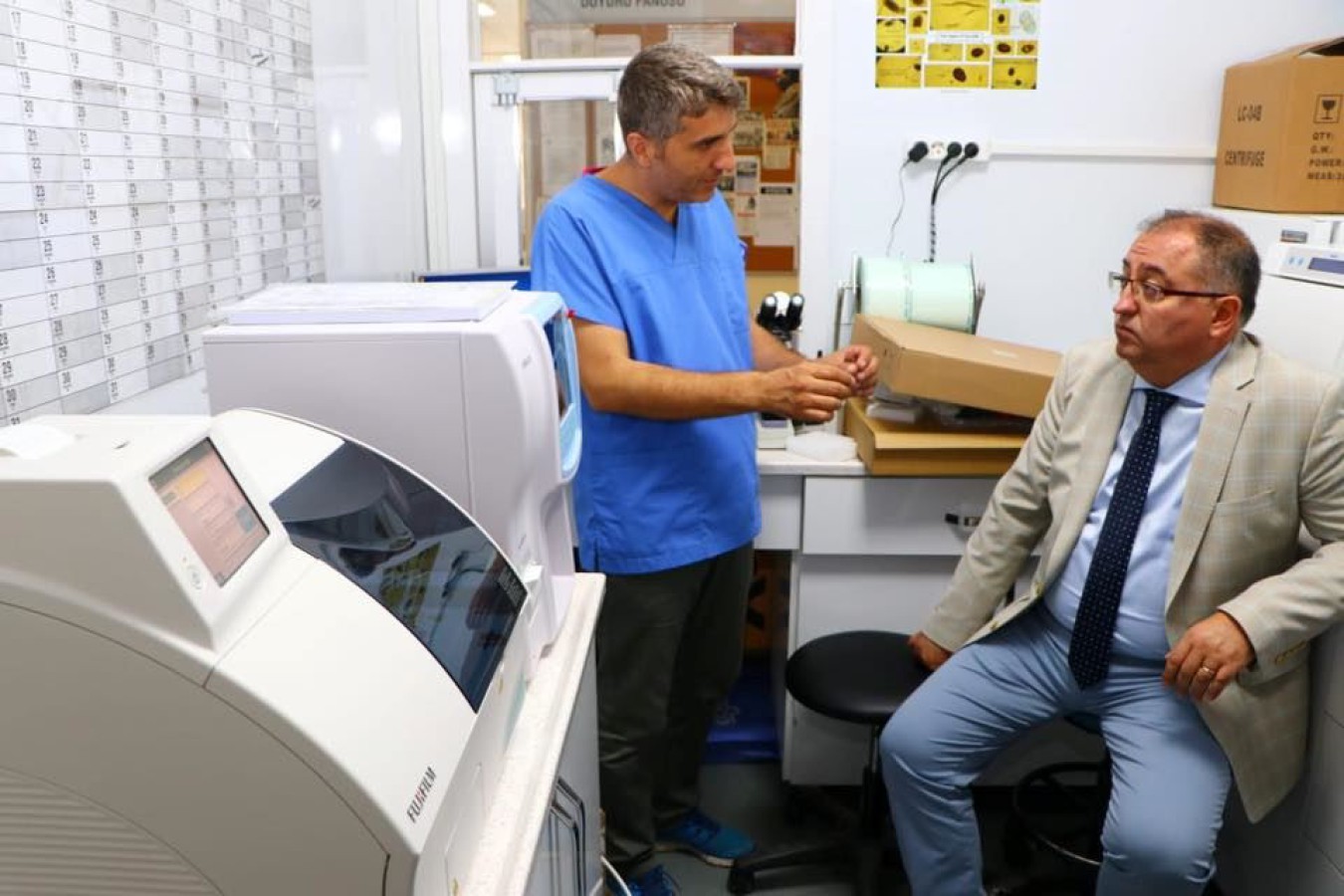 BAŞKAN SALMAN LABORATUVARA YENİ EKLENEN CİHAZLARI İNCELEDİ