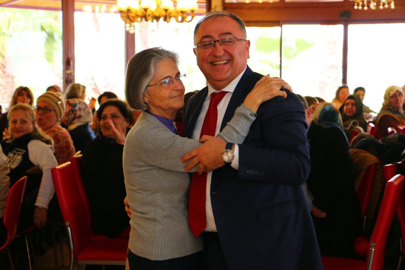 BAŞKAN SALMAN MATİNEYE ANNESİ İLE KATILDI