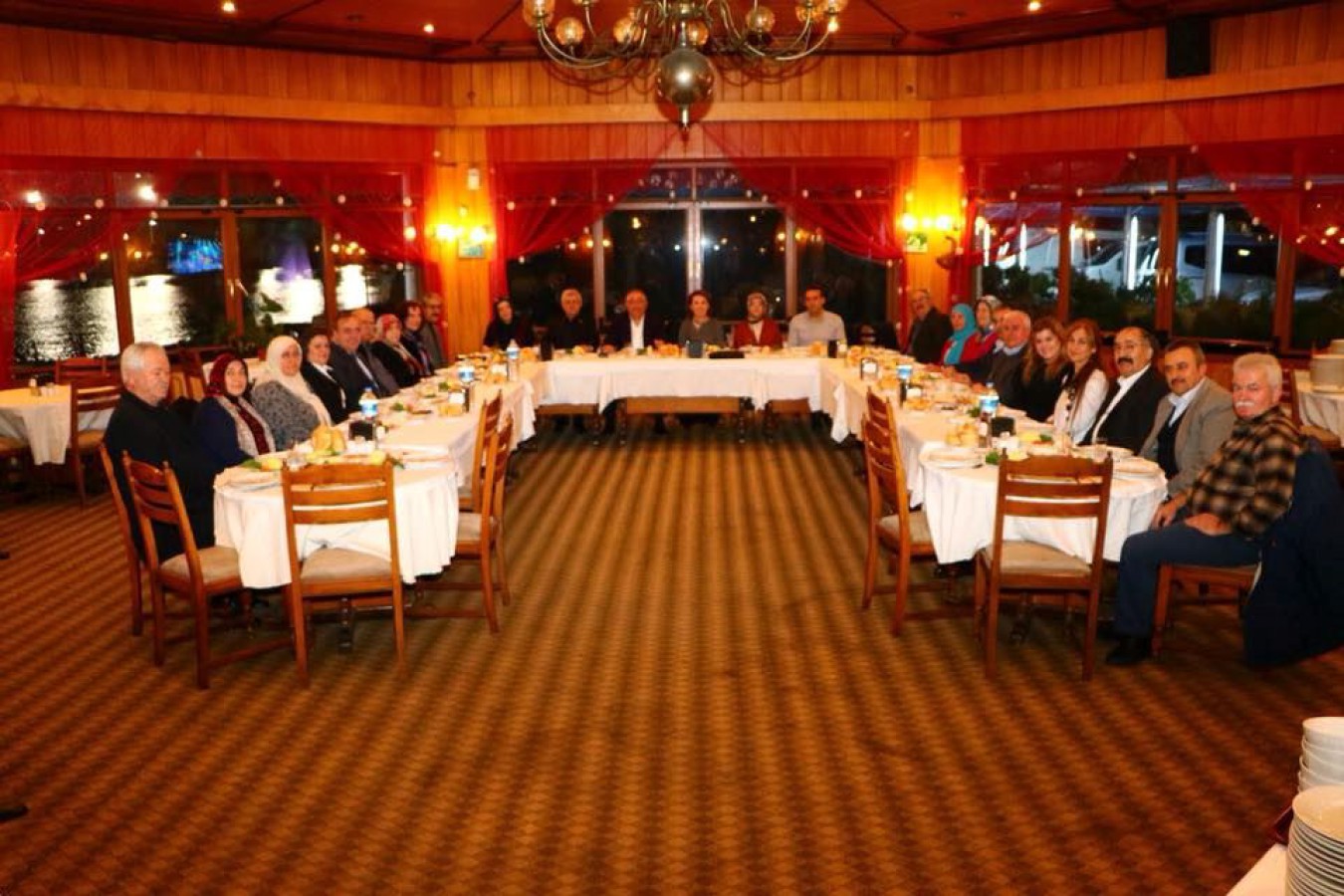 BAŞKAN SALMAN MUHTARLARLA YEMEKTE BULUŞTU