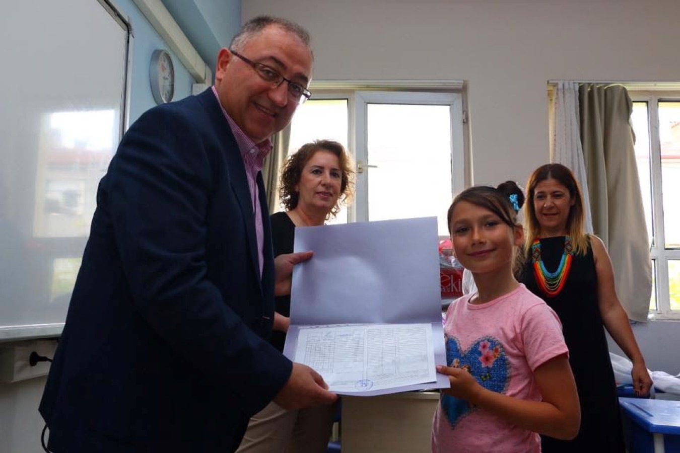 BAŞKAN SALMAN ÖĞRENCİLERE KARNE DAĞITTI