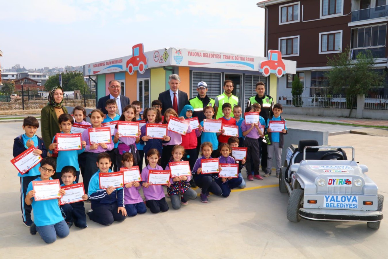 BAŞKAN SALMAN ÖĞRENCİLERE SERTİFİKALARINI VERDİ