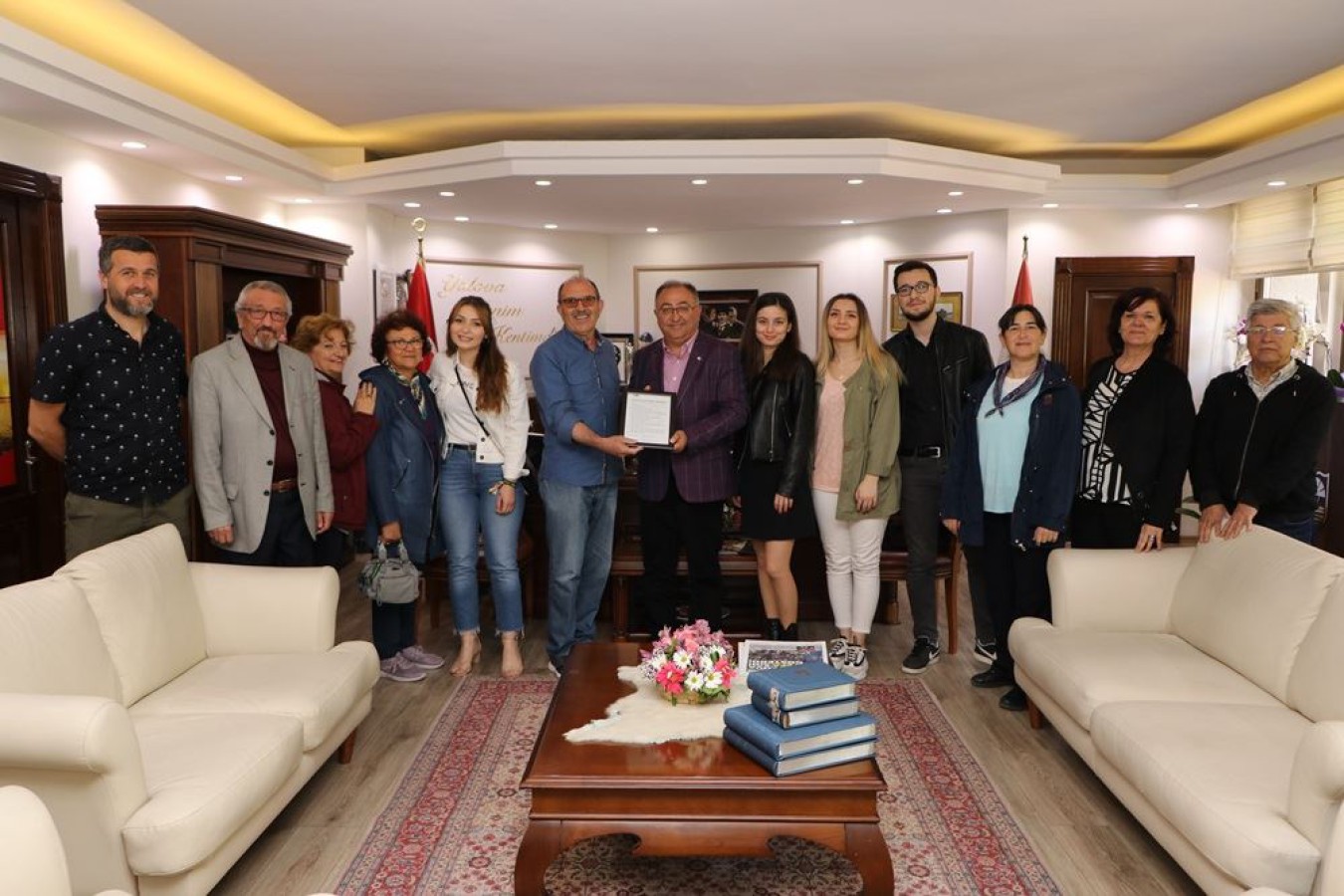 BAŞKAN SALMAN TAAHHÜTNAMEYİ MAKAM ODASINA ASTI