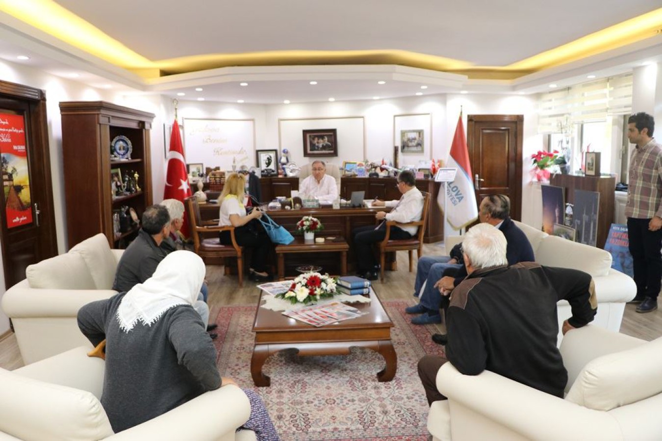 BAŞKAN SALMAN YALOVALI VATANDAŞLARI MAKAMINDA AĞIRLADI