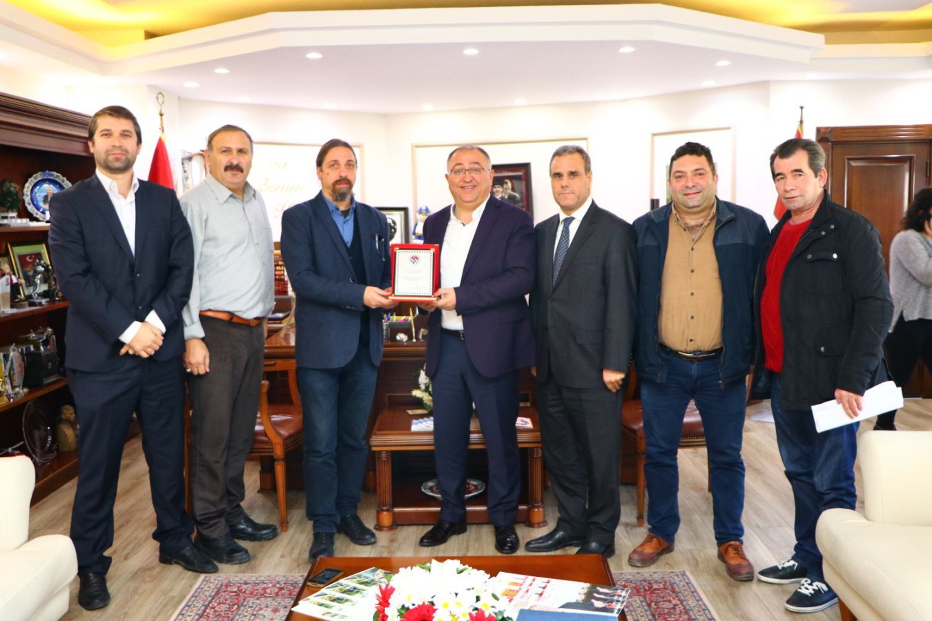 BAŞKAN SALMAN’A VERDİĞİ DESTEKLERDEN DOLAYI TEŞEKKÜR PLAKETİ