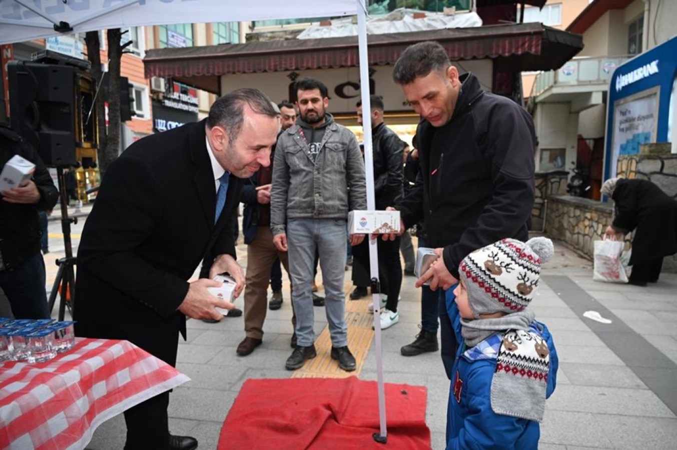 BAŞKAN TUTUK HEMŞEHRİLERİNE KANDİL SİMİDİ İKRAM ETTİ