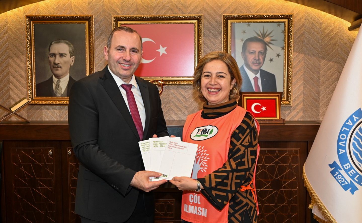 BAŞKAN TUTUK’A TEMA VAKFI TARAFINDAN  EKO SİYASET BELGESİ TAKDİM EDİLDİ