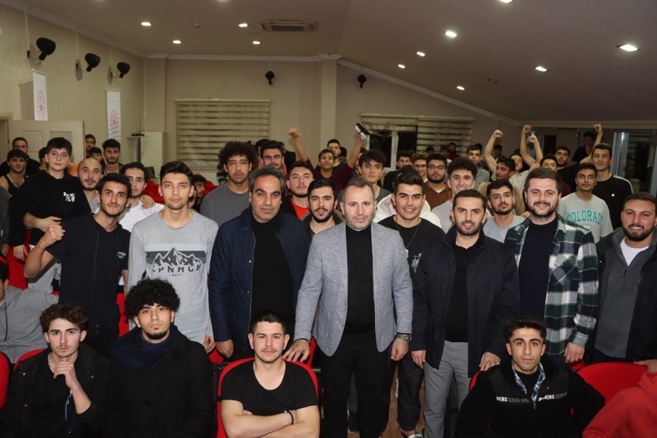 BAŞKAN VEKİLİ TUTUK DÜNYA KUPASI FİNALİNİ ÜNİVERSİTE ÖĞRENCİLERİYLE İZLEDİ