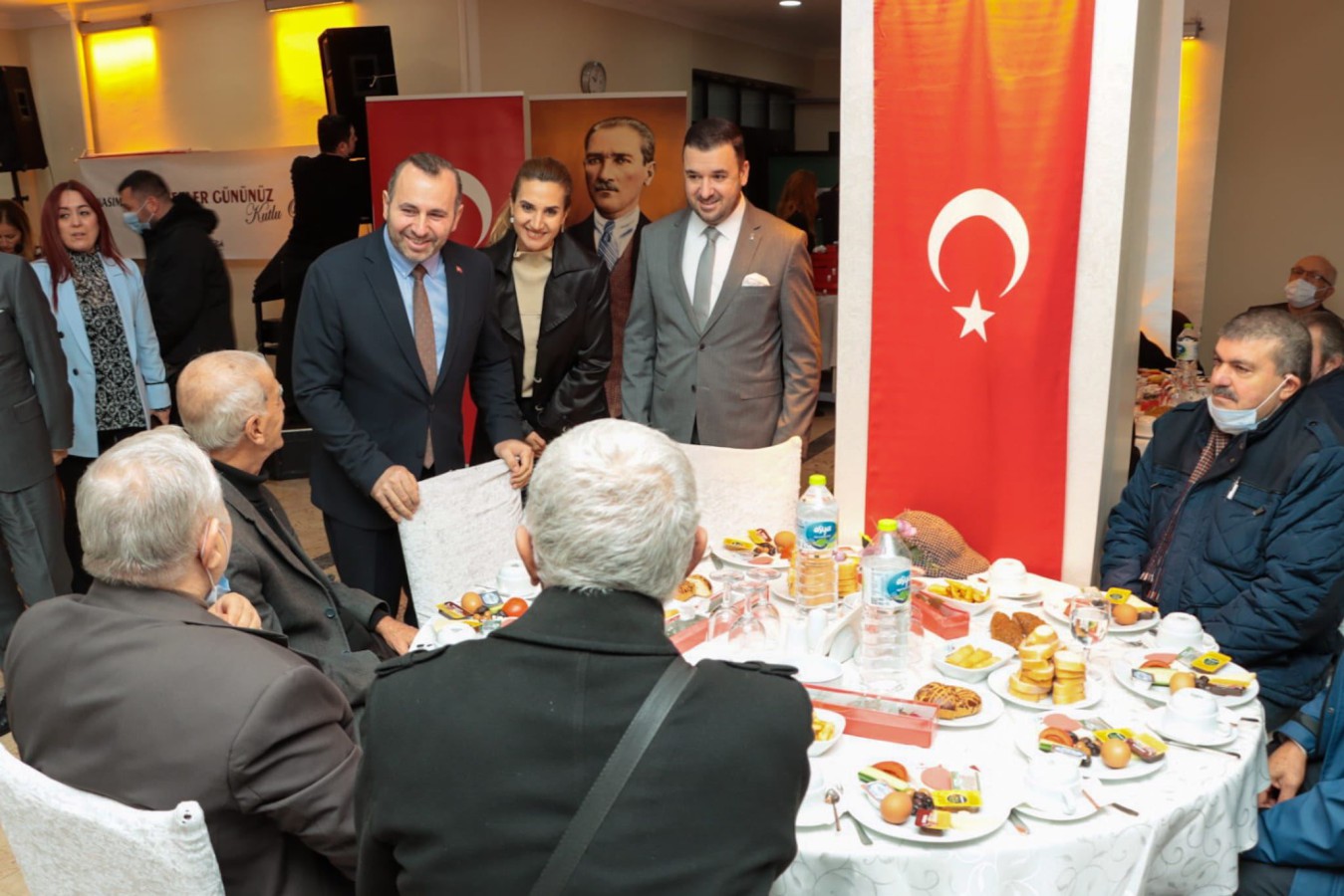 BAŞKAN VEKİLİ TUTUK EMEKLİ ÖĞRETMENLERLE BİR ARAYA GELDİ