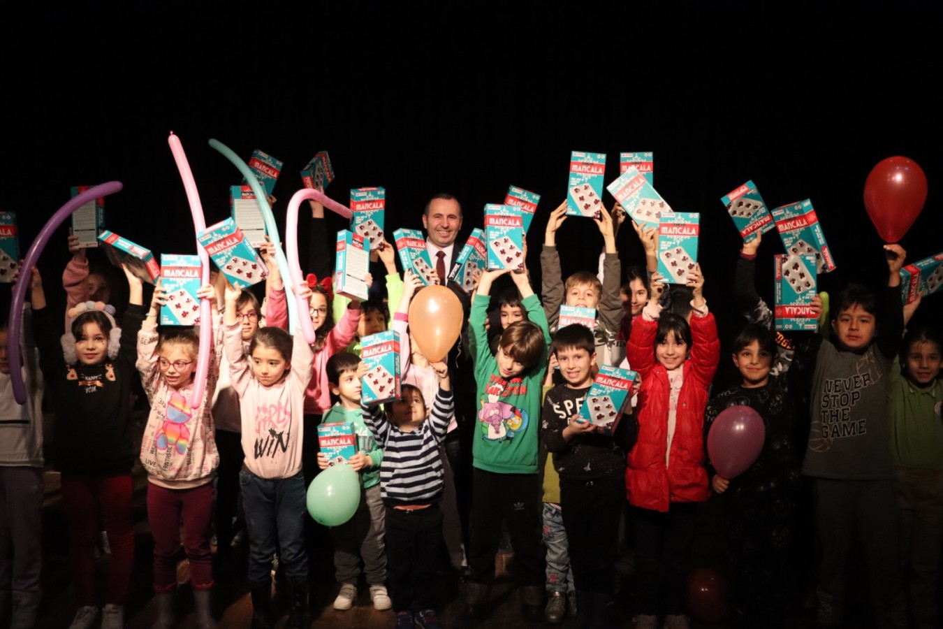 BAŞKAN VEKİLİ TUTUK KURSİYER ÇOCUKLARLA GÜNÜN YORGUNLUĞUNU ATTI