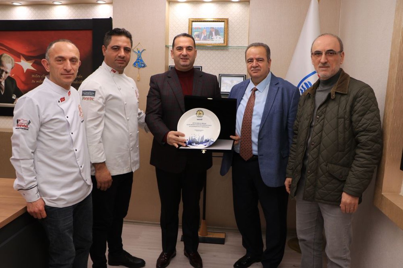 BAŞKAN YARDIMCISI GÜLEÇ’E PLAKET