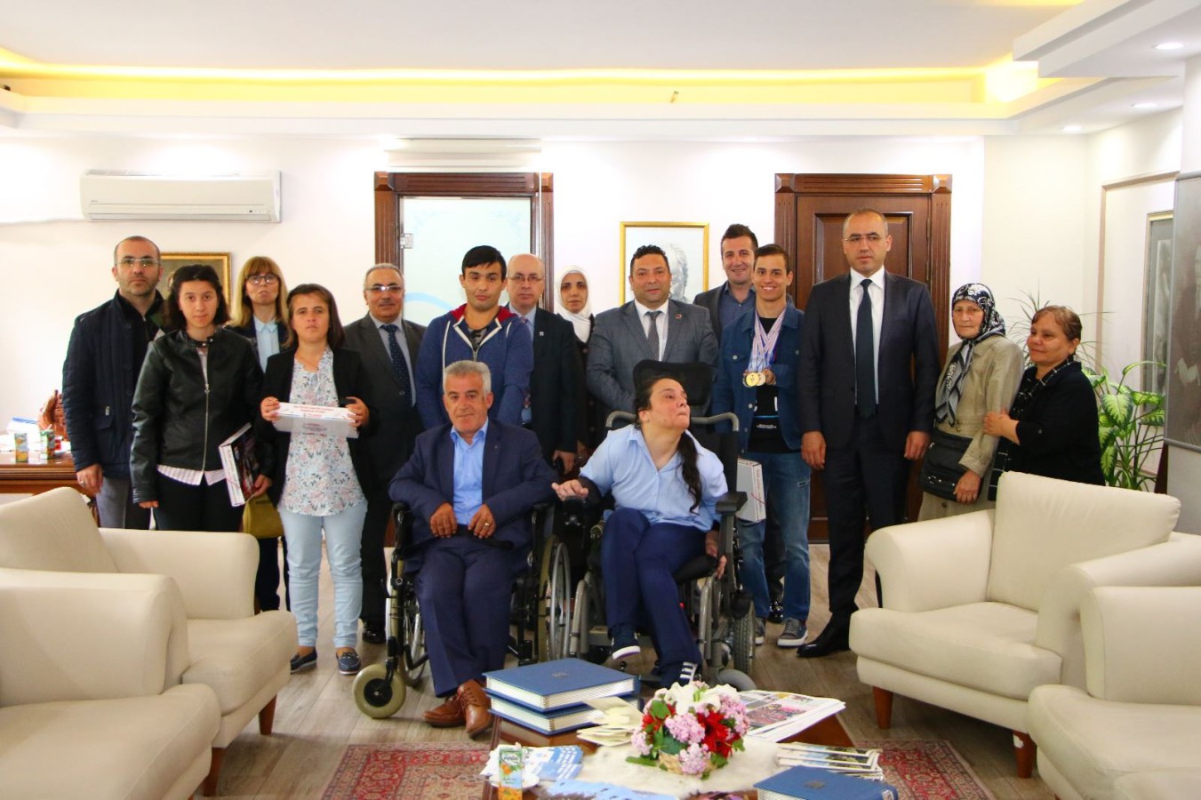 BAŞKANVEKİLİ EROĞLU, ÖZEL İNSANLARI KABUL ETTİ