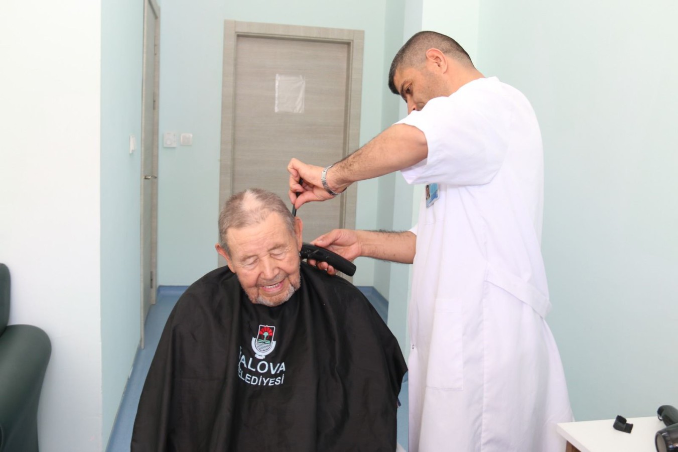 BAYRAM ÖNCESİ YAŞLILARA KUAFÖR HİZMETİ VERİLDİ