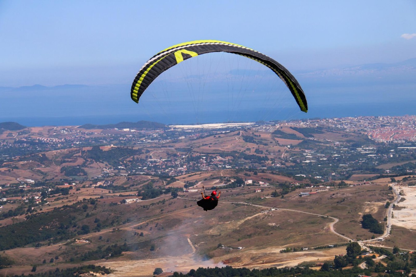 BELEDİYE DESTEKLEDİ PARAŞÜTLER GÖKYÜZÜNÜ RENKLENDİRDİ