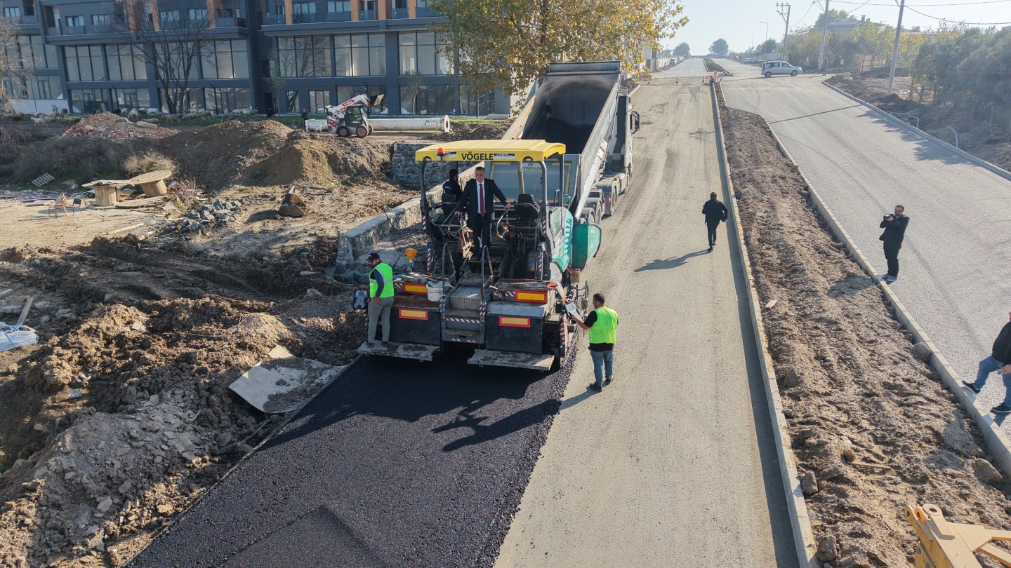 BİNLERCE TON ASFALT, ON BİNLERCE METREKARE YOL ÇALIŞMASI