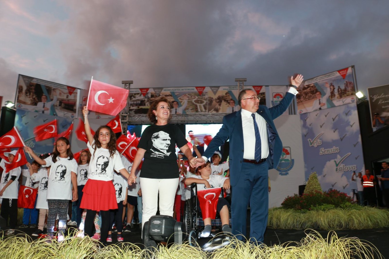 BİNLERCE YALOVALI “VEFA SENSİN YALOVA” DEDİ