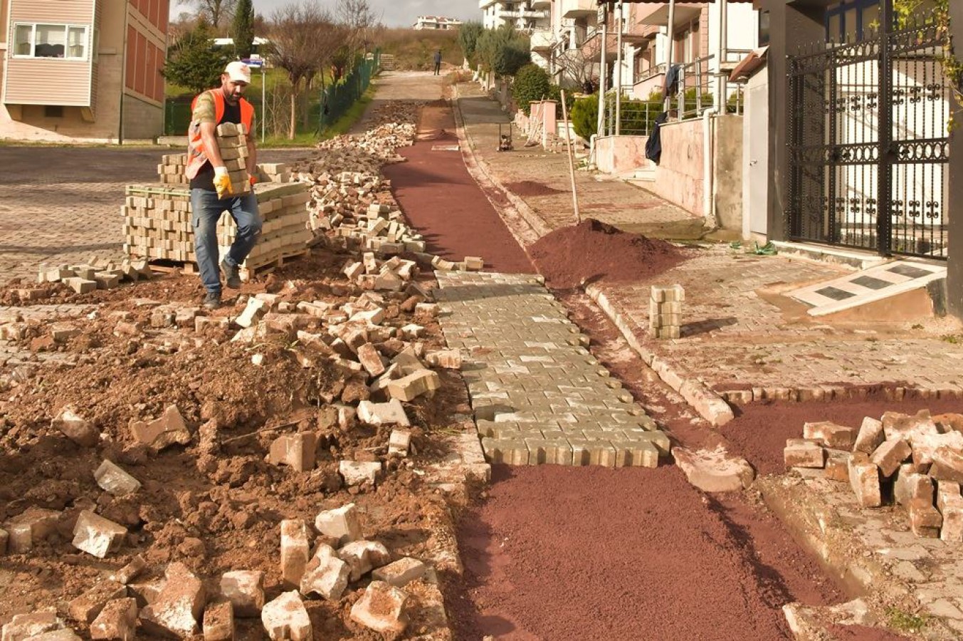 BOZULAN CADDE VE SOKAKLARIN BAKIM VE ONARIMLARI YAPILIYOR