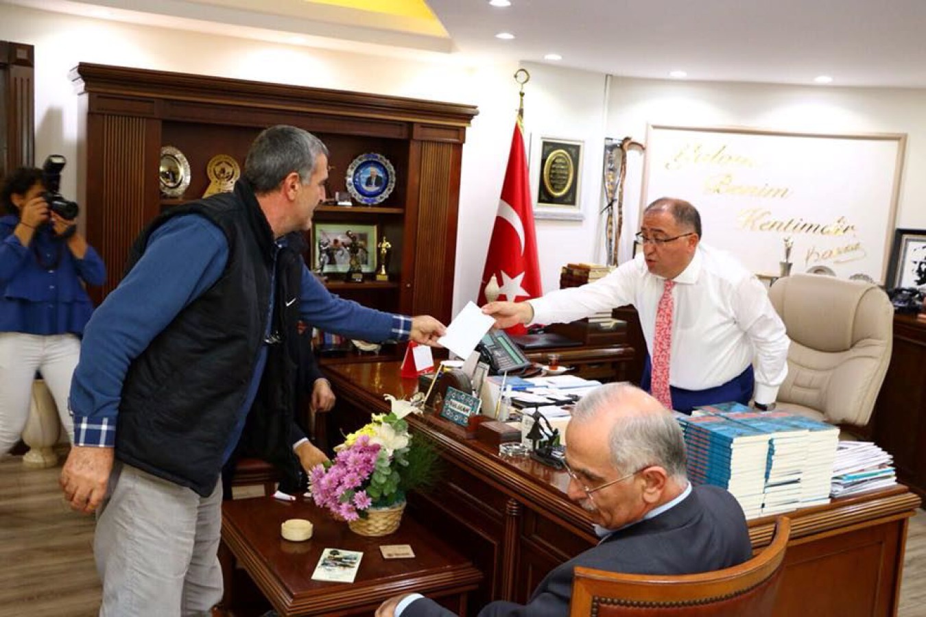 BURS PARASI VAKIF YÖNETİCİLERİNE TESLİM EDİLDİ