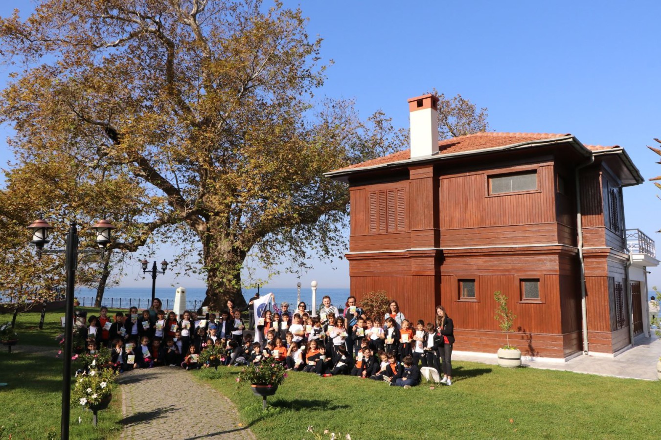 BURSA’DAN GELEN ÖĞRENCİLER YAZAR ÖMÜR KURT’TAN KÖŞKÜ DİNLEDİ