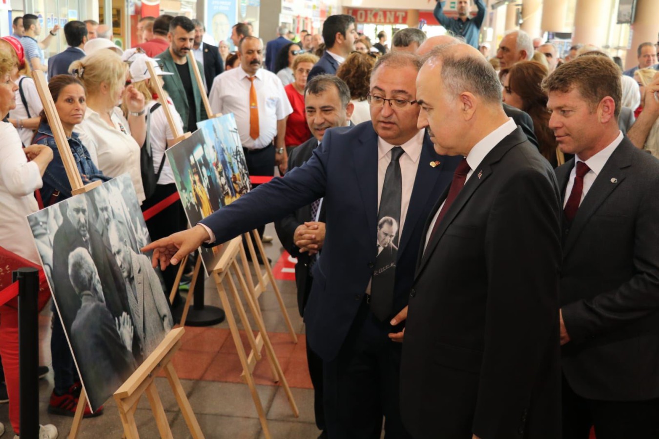 BÜYÜK ÖNDER’İN FOTOĞRAFLARI TERMİNALDE SERGİLENDİ
