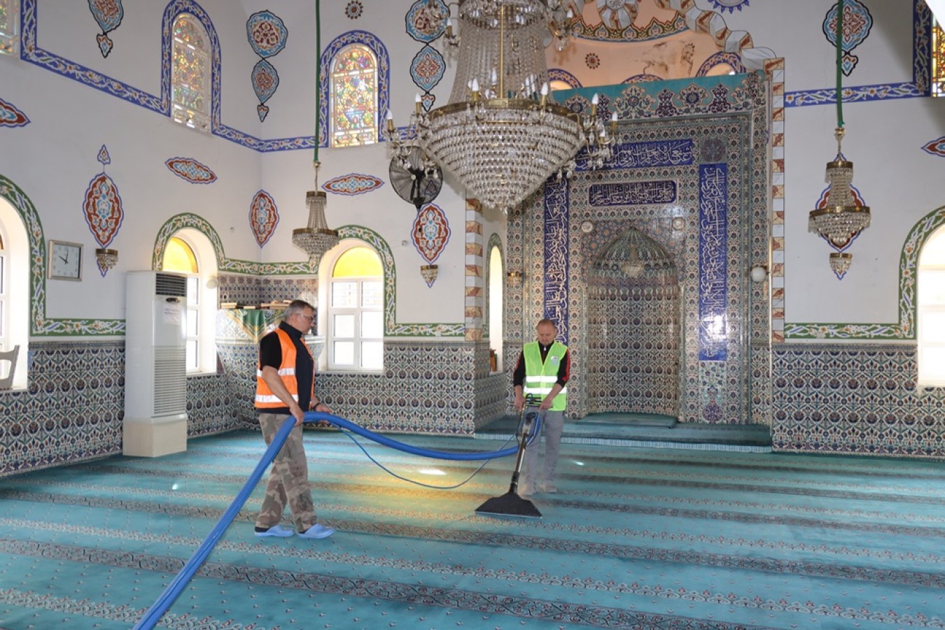 CAMİLER YALOVA BELEDİYESİ EKİPLERİ TARAFINDAN TEMİZLENİYOR