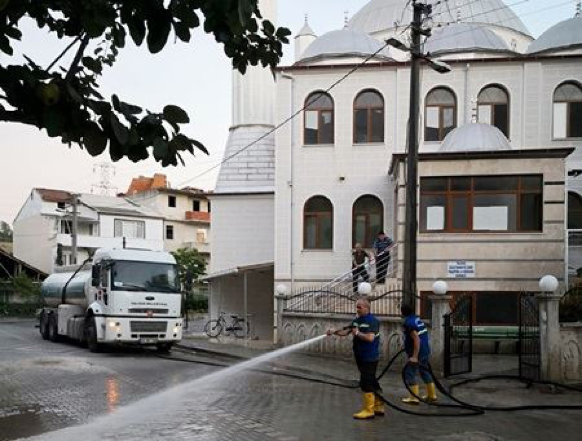 CAMİLERDE BAYRAM TEMİZLİĞİ