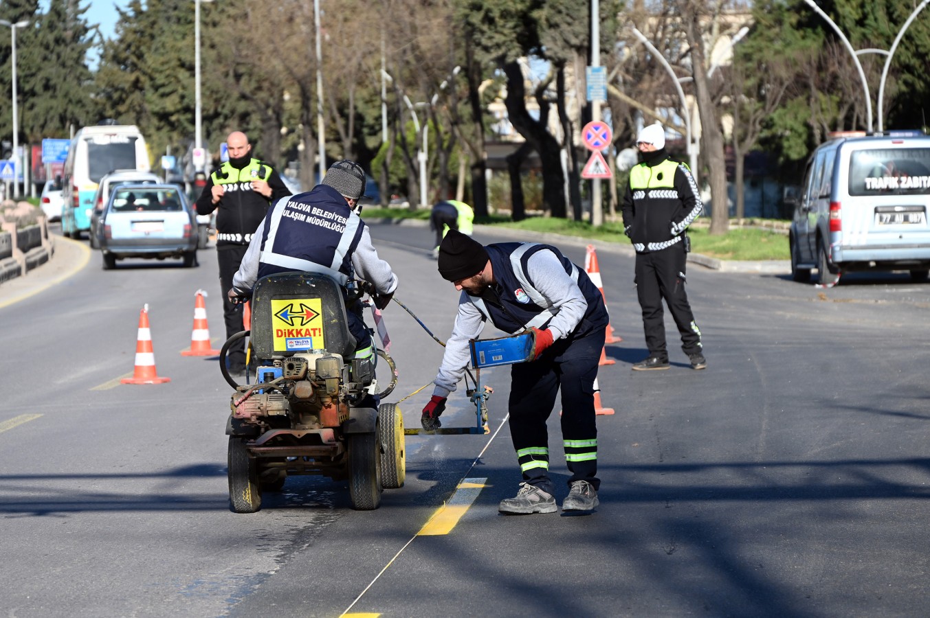 CENGİZ KOÇAL CADDESİ’NDE TRAFİK ÇİZGİLERİ YENİLENİYOR