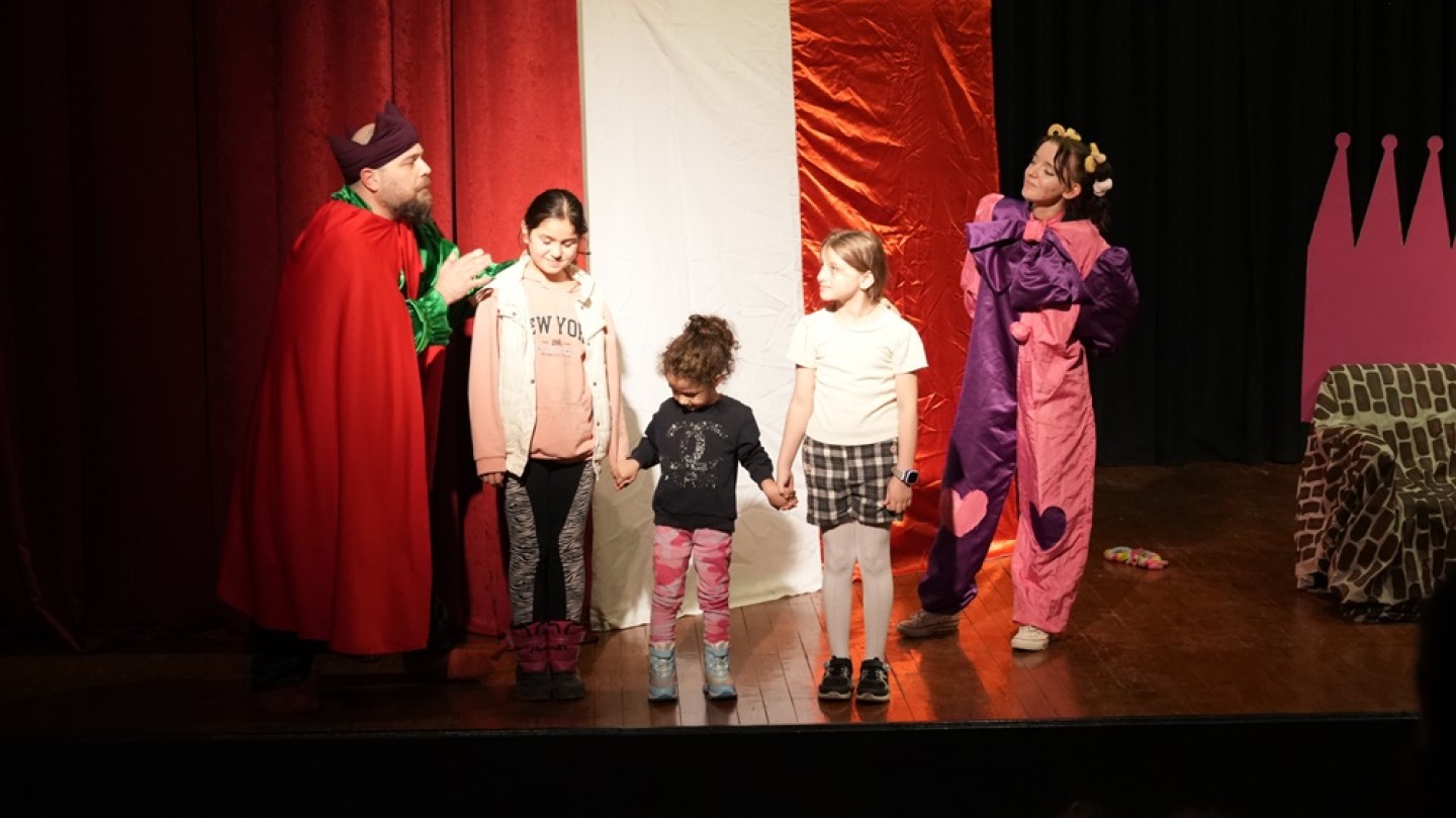 ÇOCUK TİYATROLARI BÜYÜK İLGİ GÖRÜYOR