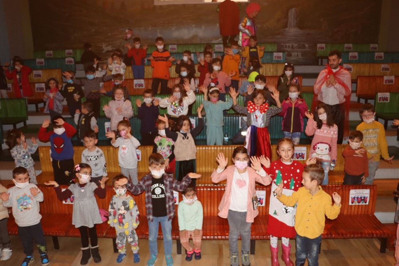 ÇOCUKLAR ‘ÇİZMELİ KEDİ’ İSİMLİ OYUNLA EĞLENDİLER