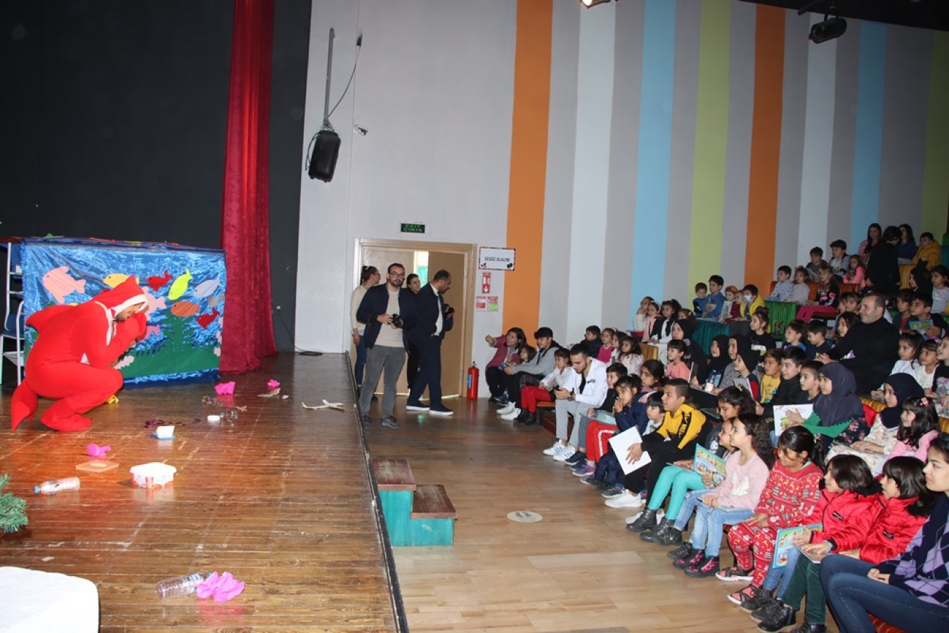 ÇOCUKLAR CUMARTESİ GÜNÜNÜ İPLE ÇEKİYOR