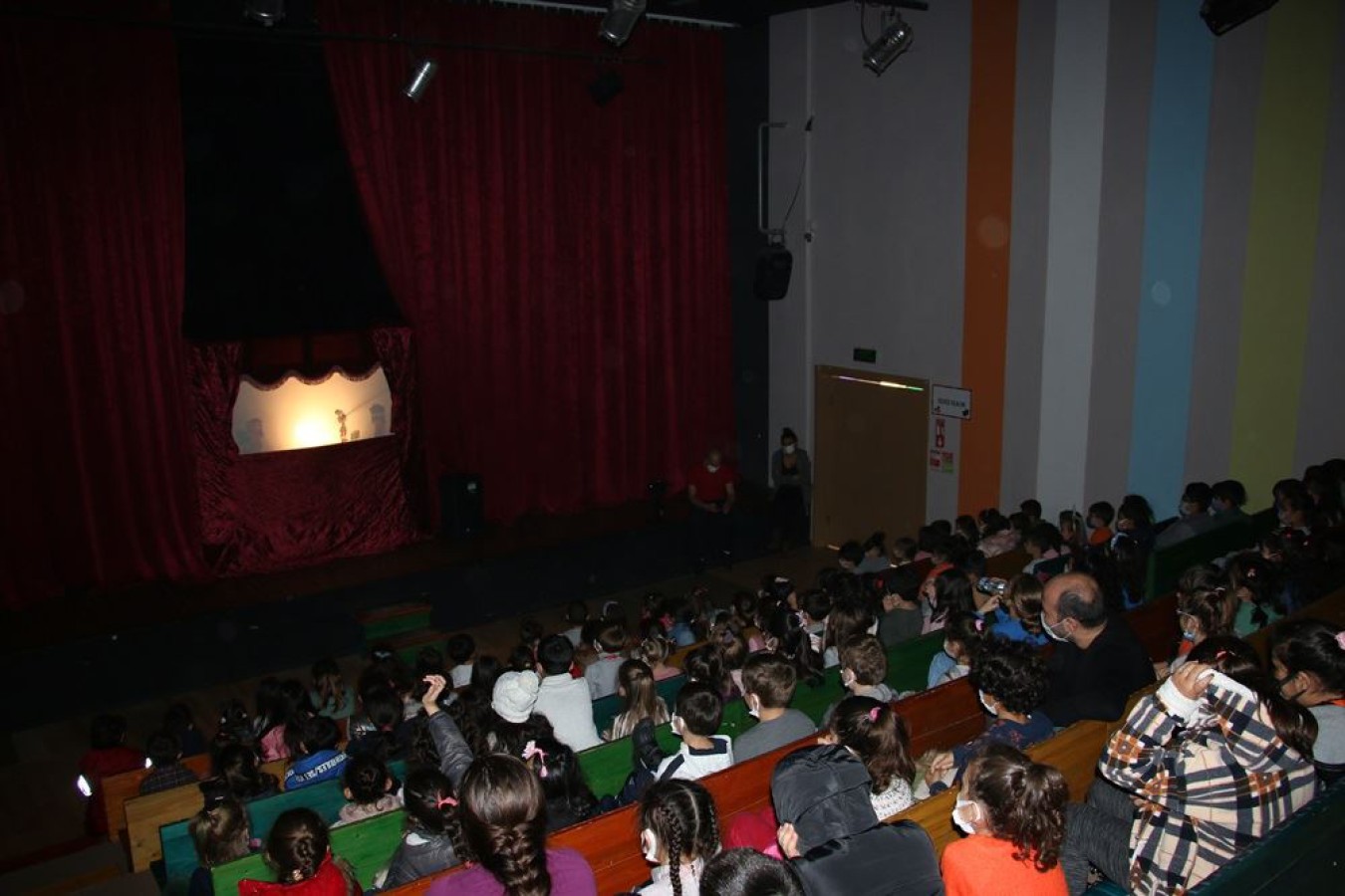 ÇOCUKLAR HACİVAT VE KARAGÖZ İLE EĞLENDİ