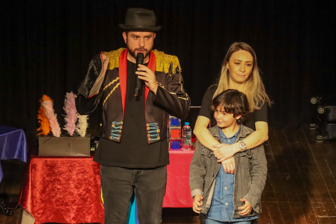 ÇOCUKLAR İLLÜZYON GÖSTERİSİ İLE EĞLENDİLER