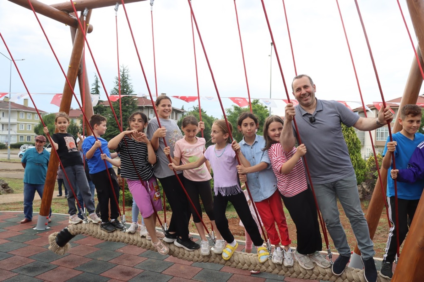 ÇOCUKLAR İSTEDİ MUSTAFA AMCALARI YAPTI