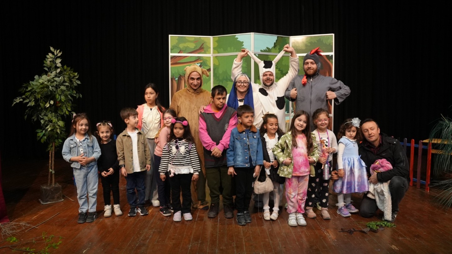 ÇOCUKLAR ‘ŞEKER NİNENİN ÇİFTLİĞİ’ İSİMLİ OYUNU BEĞENİYLE İZLEDİ