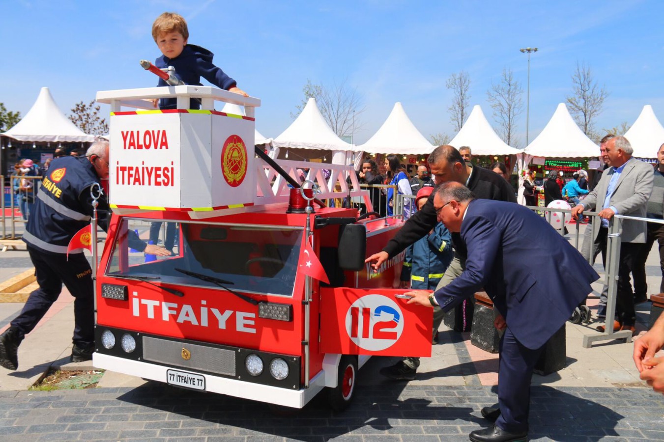 ÇOCUKLARDAN PORTATİF İTFAİYE ARACINA BÜYÜK İLGİ