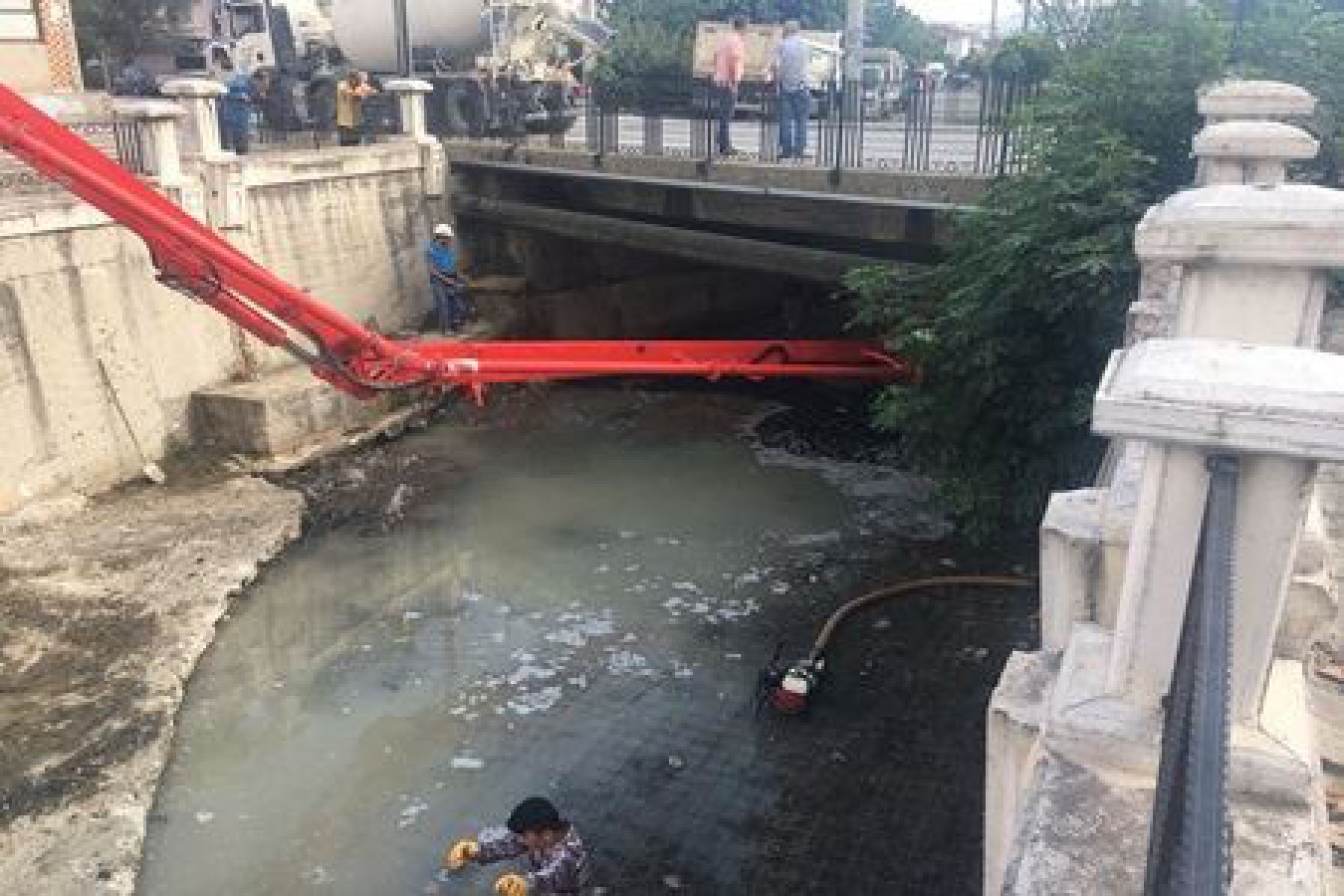 ÇÖKEN BETON BLOKLARA KISA SÜREDE MÜDAHALE EDİLDİ